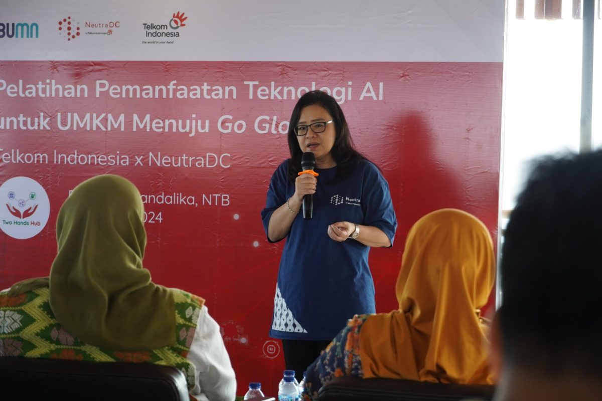 VP Business & Product NeutraDC Irene Johana Rosidi menjelaskan mengenai rahasia di balik ekosistem AI saat memberikan pelatihan.
