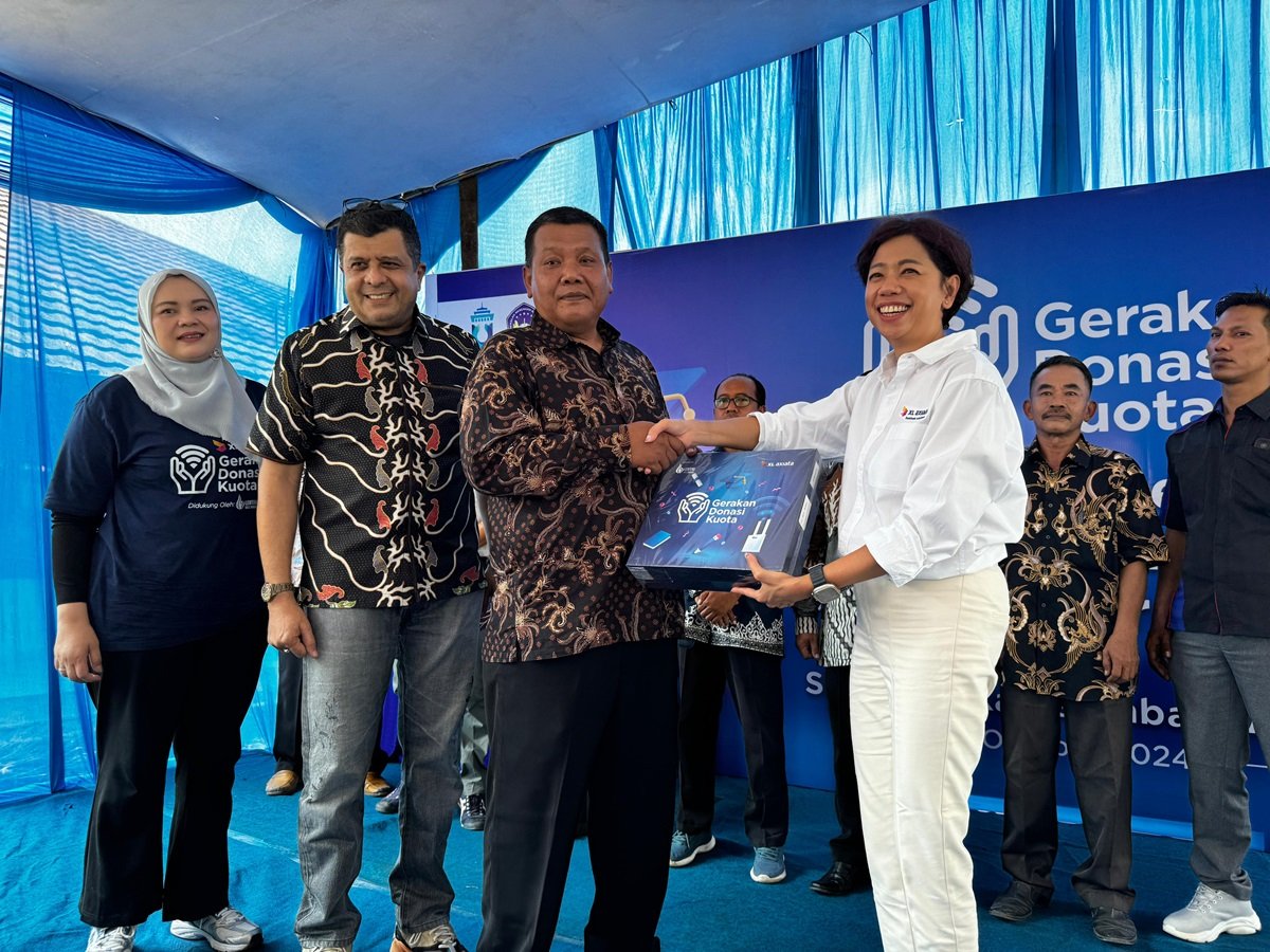 Direktur & Chief Enterprise Business and Corporate Affairs Officer XL Axiata, Yessie D. Yosetya, didampingi Chief Corporate Affairs XL Axiata, Marwan O. Baasir, dan Group Head XL Axiata Region Jabodetabek, Rd. Sofia Purbayanti melakukan penyaluran donasi kepada perwakilan para penerima manfaat di SMK Adhi Karya, Rabu (2/10).