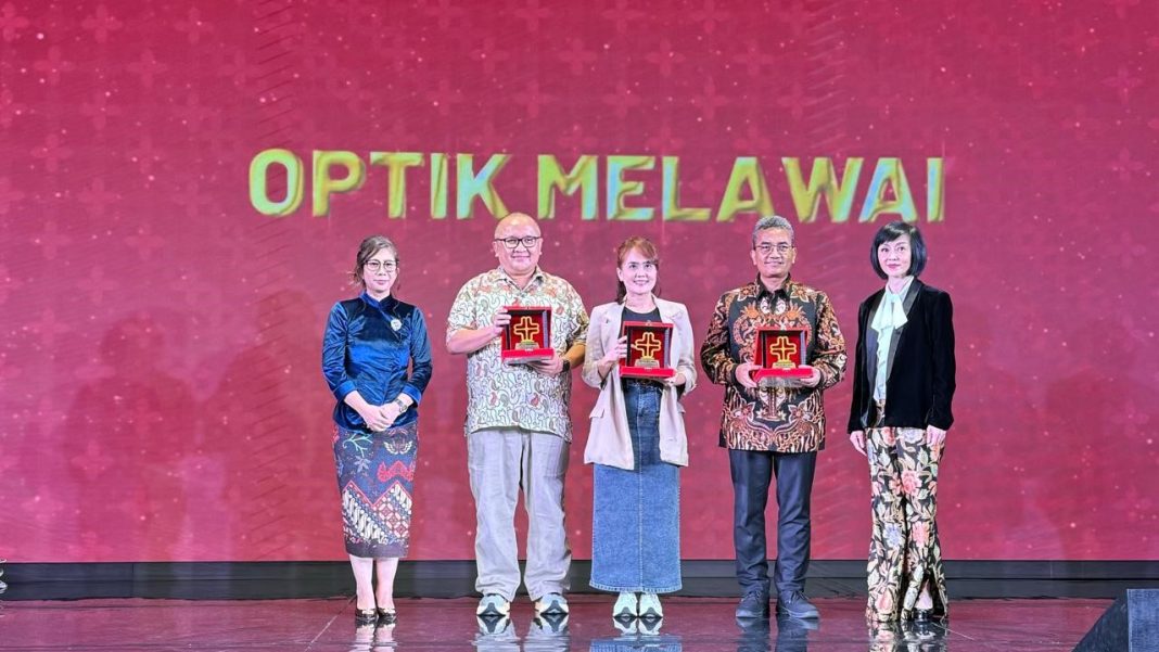 VP Director Optik Melawai Priscilla Ratna Bahana (Paling Kanan) menyerahkan penghargaan “The Best TPA” kepada Chief Marketing Officer (CMO) AdMedika M. Nasrun Ihsan (Kedua dari Kanan) dan penerima penghargaan lainnya dalam acara Eyewear Trunk Show and Corporate Award 2024 yang berlangsung di Rodenstock Building Jakarta pada Kamis, (24/10).