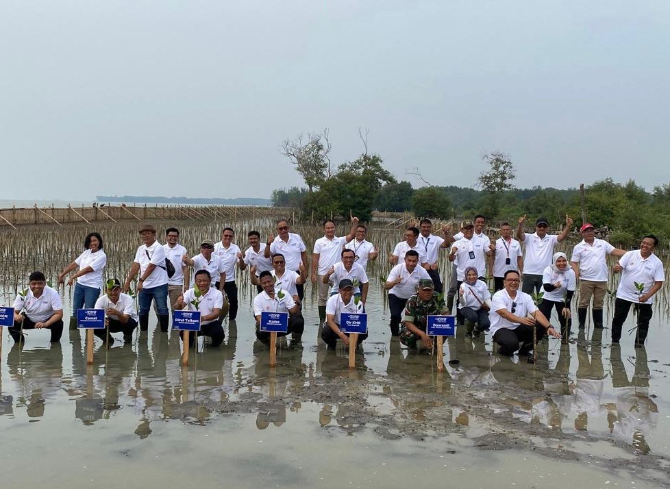 Direktur Utama Telkom Ririek Adriansyah (tengah) beserta jajaran Direksi Telkom, bersama Kepala Desa Tambak Bulusan Ahmad Chabibullah, S.Psi., Sekretaris Camat Karangtengah Anwar Masdari, S.Pi., M.M., Wakil Kepala Polisi Sektor Karangtengah Ipda Rahmat Heriawan, Komandan Rayon Militer Karangtengah Capt. Infanteri Suparmin saat penanaman mangrove di Pantai Istambul Glagah Wangi, Tambak Bulusan, Demak, Jumat (15/11).