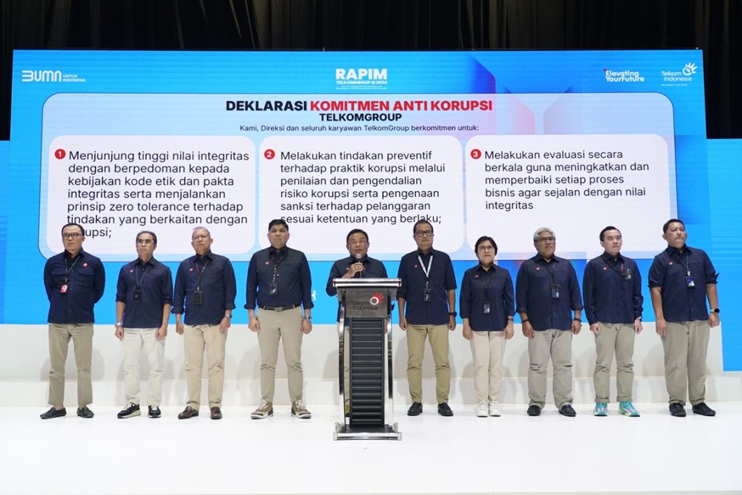 Direktur Utama Telkom Ririek Adriansyah (Tengah) beserta jajaran Direksi Telkom saat membacakan Deklarasi Komitmen Anti Korupsi pada agenda Rapat Pimpinan TelkomGroup di Jakarta, Kamis, (14/11).
