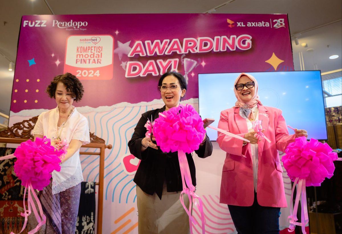 (ki-ka) Direktur Pendopo, Tasya Widya Krisnadi, Asisten Deputi PUG Bidang Ekonomi KemenPPPA RI, Dewa Ayu Laksmi bersama dengan Presiden Direktur & CEO XL Axiata, Dian Siswarini dalam acara pembukaan penjurian Kompetisi Modal Pintar (KMP) 2024 di Pendopo Living World Alam Sutera, Tangerang, Kamis (28/11). Kompetisi Modal Pintar (KMP) merupakan program unggulan XL Axiata melalui Sisternet untuk mendorong UMKM perempuan naik kelas. Tahun ini bekerja sama dengan Pendopo, Sisternet kembali menggelar KMP 2024. Dari total 1.700 pendaftar ada sebanyak 20 UMKM perempuan yang bersaing memperebutkan total hadiah modal usaha sebesar Rp115 juta.