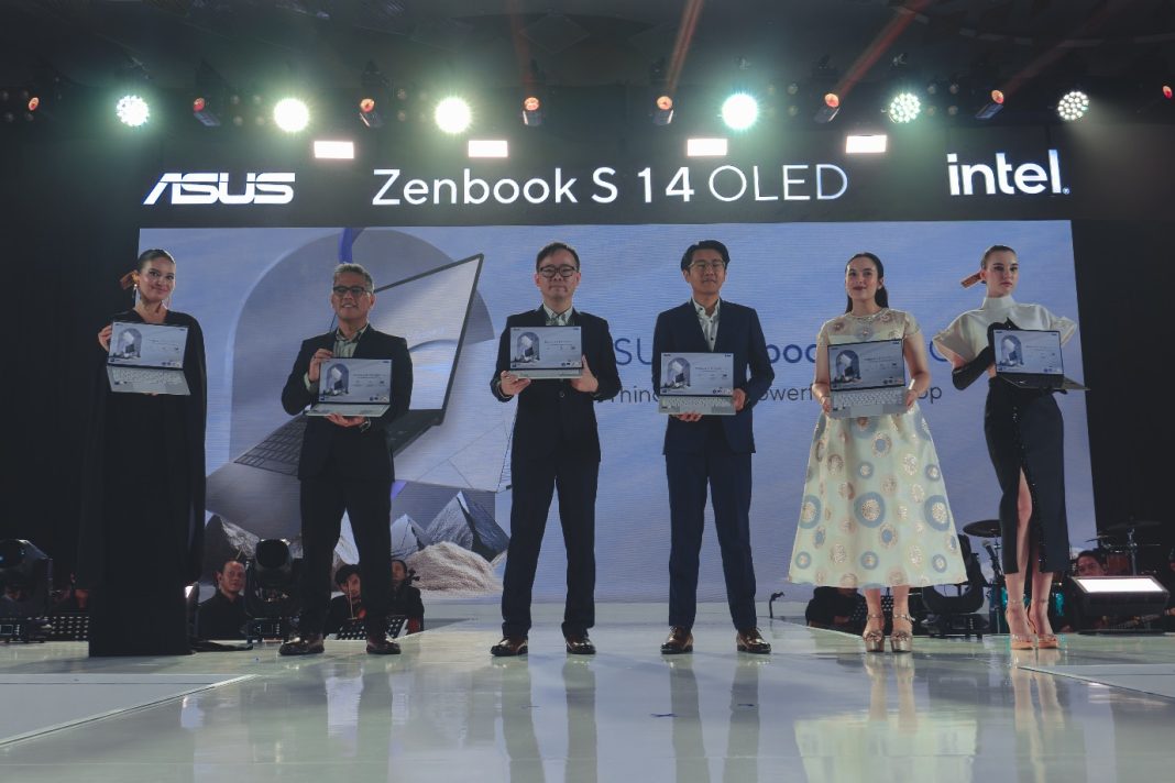 (Kiri ke Kanan) Harry K. Nugraha, Country Manager Intel Indonesia; Frank Wang, Consumer Business Development Manager ASUS Indonesia; Jimmy Lin, ASUS Southeast Asia Regional Director; Chelsea Islan, Artis dan Pengguna Zenbook