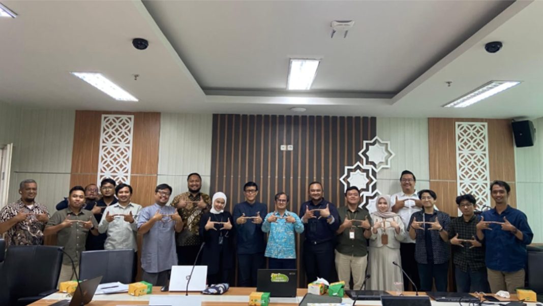 Ketua Tim Sistem Informasi Badan Penyelenggara Jaminan Produk Halal (BPJPH) H. Nurhanudin, ST.,M.Kom beserta jajarannya dan Sales Specialist Segment Government Metranet Surya Kencana beserta jajarannya saat Kick off Sertifikasi Halal (SIHALAL), beberapa waktu yang lalu.