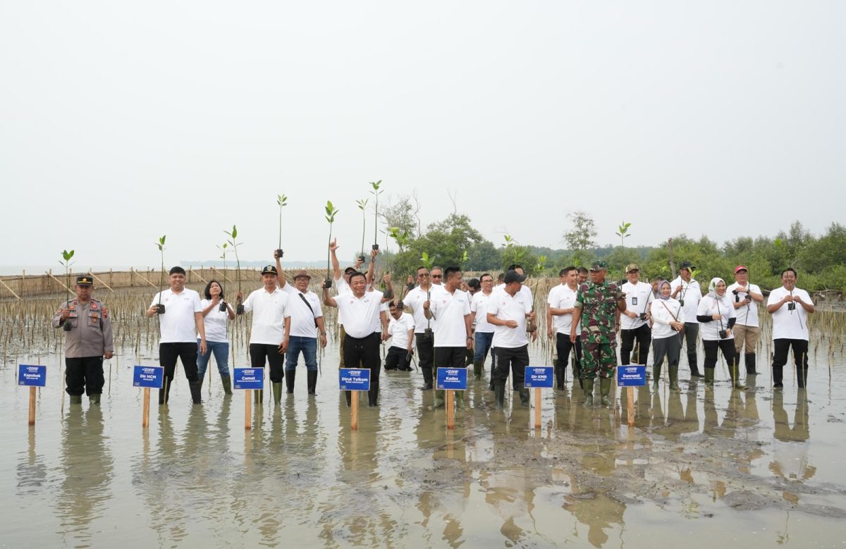 Direktur Utama Telkom Ririek Adriansyah (tengah) beserta jajaran Direksi Telkom, bersama Kepala Desa Tambak Bulusan Ahmad Chabibullah, S.Psi., Sekretaris Camat Karangtengah Anwar Masdari, S.Pi., M.M., Wakil Kepala Polisi Sektor Karangtengah Ipda Rahmat Heriawan, Komandan Rayon Militer Karangtengah Capt. Infanteri Suparmin saat penanaman mangrove di Pantai Istambul Glagah Wangi, Tambak Bulusan, Demak, Jumat (15/11).