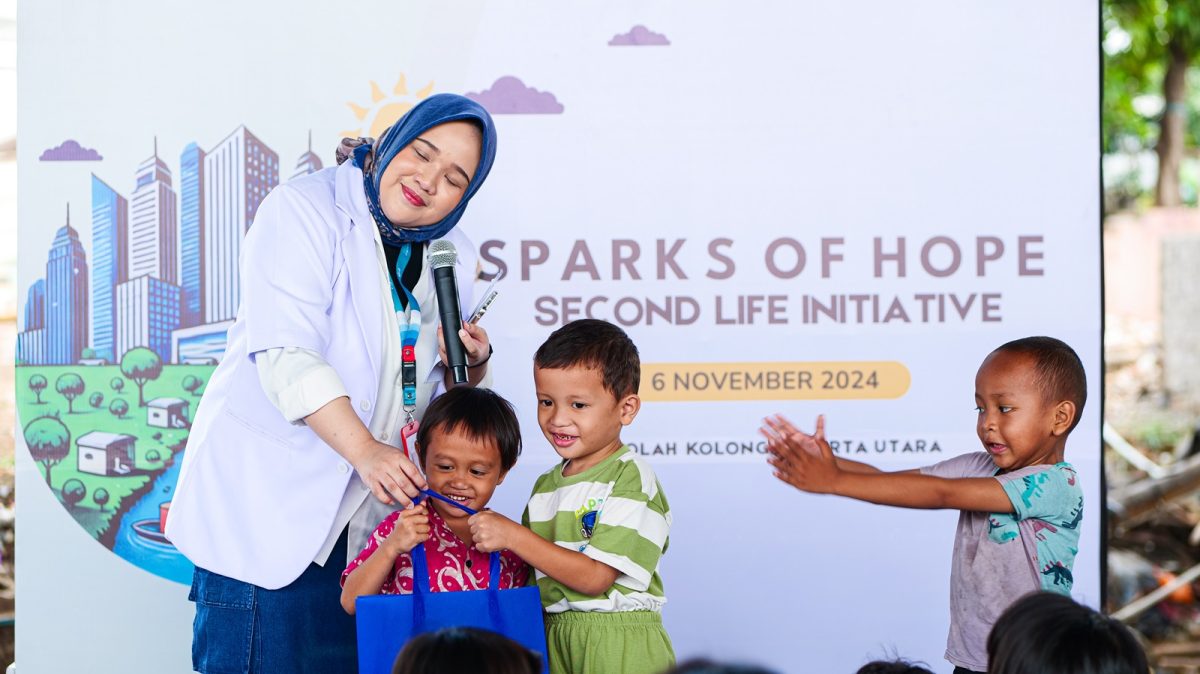 Dokter dari TelkoMedika memberikan edukasi tentang pola hidup bersih dan sehat (PHBS) ketika rangkaian acara Mini Health Talk pada kegiatan “Sparks Of Hope: Second Life Initiative” di Sekolah Kolong, Papanggo, Tanjung Priok, beberapa waktu yang lalu.