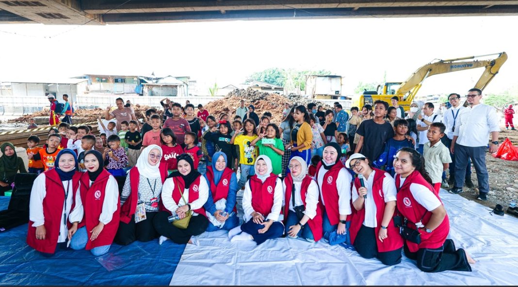 Tim TelkomMetra bersama AdMedika, dan TelkoMedika pada kegiatan “Sparks Of Hope: Second Life Initiative” di Sekolah Kolong, Papanggo, Tanjung Priok, beberapa waktu yang lalu.