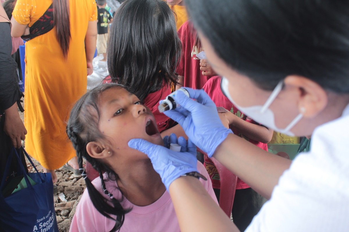 Pemberian imunisasi oleh Dokter dari TelkoMedika pada kegiatan “Sparks Of Hope: Second Life Initiative” di Sekolah Kolong, Papanggo, Tanjung Priok, beberapa waktu yang lalu.