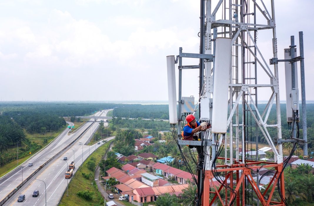 Teknisi XL Axiata sedang melakukan pemeriksaan terhadap perangkat BTS di seputaran TOL Trans Sumatera Medan – Binjai, Sumatera Utara beberapa waktu lalu. XL Axiata telah menyiapkan jaringan untuk mengantisipasi terjadi lonjakan trafik data selama masa Pemilihan Kepala Daerah (Pilkada) 2024 yang dilakukan secara serentak di 37 Provinsi dan 508 Kabupaten/Kota. XL Axiata berupaya memastikan para pelanggan bisa mengakses layanan telekomunikasi dan data selama proses pencoblosan dan aktivitas terkait lainnya sekitar tanggal 27 November 2024.