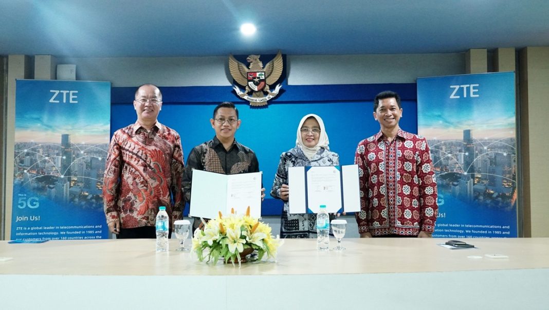 Kiri ke Kanan: Richard Liang, Presiden Direktur ZTE Indonesia; Robby Purbantoro, Direktur SDM ZTE Indonesia; Prof. Nurul Widiastuti, Wakil Rektor ITS; Ir Bambang Pramujati ST MScEng PhD, Rektor ITS.