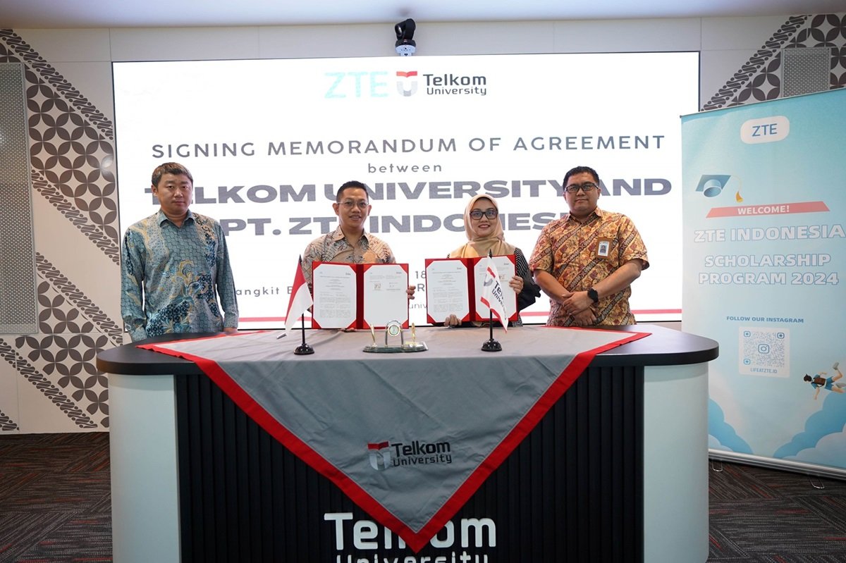 Kiri ke Kanan: Wang Qimin, Vice CTO ZTE Indonesia; Robby Purbantoro, HR Director ZTE Indonesia; Dr. Dida Diah Damajanti, S.T., M.Eng., Sc, Wakil Rektor Bidang Admisi, Kemahasiswaan dan Alumni Telkom University; Angga Rusdinar, S.T., M.T., Ph.D., Dekan Fakultas Sains Terapan Telkom University.