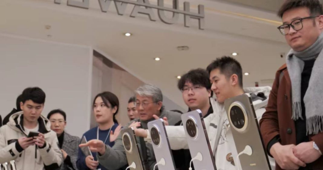 Selular.ID - Tim rantai pasokan Huawei bekerja lembur untuk memenuhi permintaan ponsel pintar terbaru Mate 70