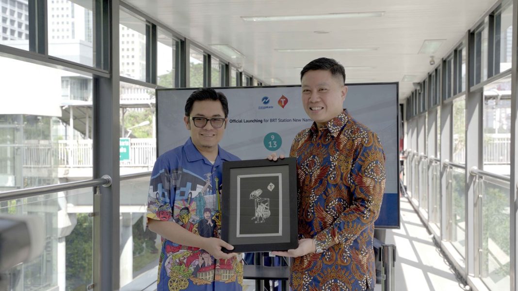 (Kiri-Kanan) Direktur Utama Transjakarta, Welfizon Yuza dan Direktur Marketing Telkomsel, Derrick Heng, hadir meresmikan penamaan “Halte Widya Chandra Telkomsel” sekaligus mempertegas komitmen kolaborasi kedua perushaan dalam mendorong mobilitas perkotaan yang lebih efisien dan memberikan pengalaman yang lebih baik bagi para penumpang.