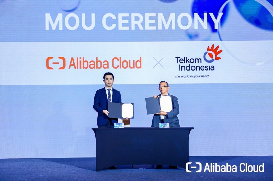 Country Manager Indonesia Alibaba Cloud Intelligence Sean Yuan (Kiri) dan VP Global Strategic Partnership Telkom Candra Kusuma Wardhana (Kanan) saat seremoni nota kesepahaman (MoU) antara Telkom dan Alibaba Cloud yang berlangsung pada Selasa, (3/12).