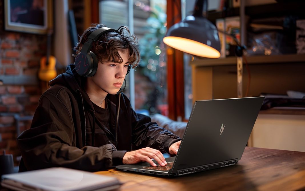 Laptop Gaming Acer Nitro V 17 AI