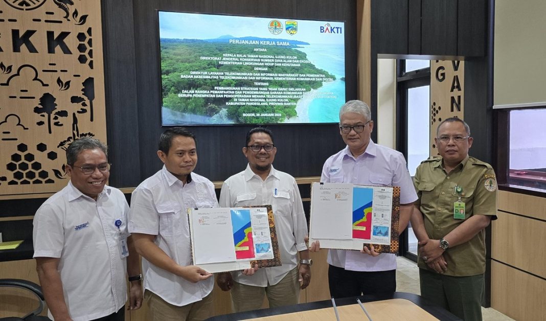 Plt Direktur Layanan TI Masyarakat dan Pemerintah BAKTI Komdigi, Sudarmanto bersama dengan Kepala Balai Taman Nasional Ujung Kulon Ardi Andono usai menandatangani PKS Pemanfaatan dan Pengembangan BTS di TN Ujung Kulon, yang disaksikan oleh Direktur Direktorat Perencanaan Kawasan Konservasi KLHK Ahmad Munawir di Bogor, 20 Januari 2025.