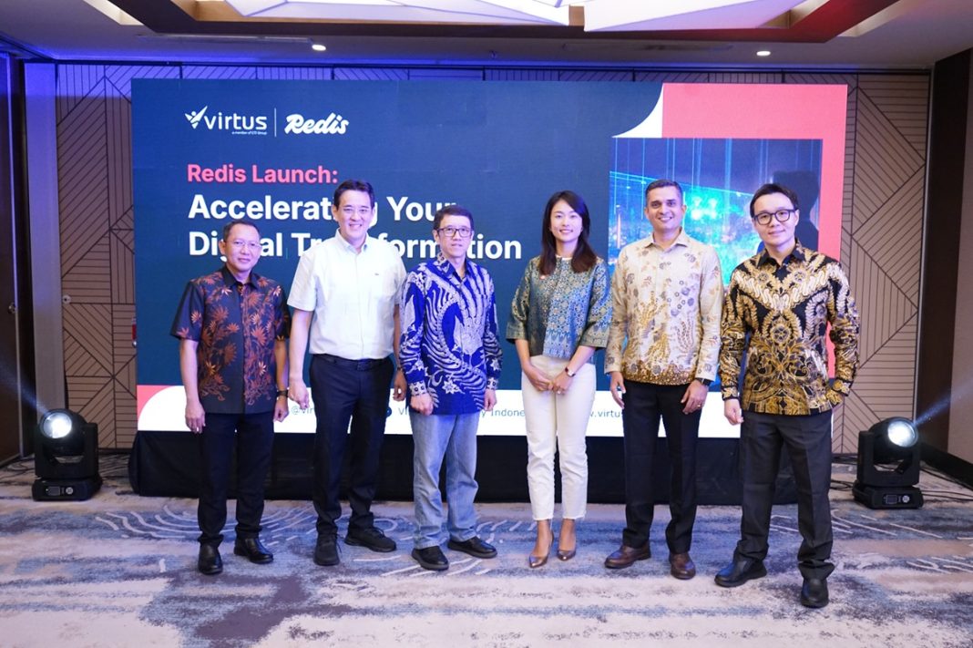 (Kiri ke kanan)  Fauzi Efendi, Account Executive Redis Indonesia Cristian Atmadjaja, Director of Virtus Technology Indonesia Herman, General Manager of Virtus Technology Indonesia Rongrong Zhang, Senior Marketing Redis Ashish Bhojani, Director Channels & Alliances APJ Redis Mario Wihardja , Country Head Redis Indonesia