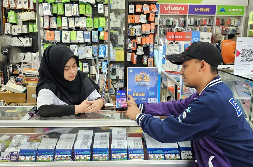 Petugas Toko Pulsa mendapatkan penjelasan mengenai program promo awal tahun 2025. Promo ini menawarkan bonus kuota hingga 3x lipat sepanjang tahun bagi pengguna baru XL. Lalu, untuk pengguna baru AXIS, ada kartu perdana dengan beragam keuntungan seperti TikTok unlimited, unlimited gim selama satu tahun, dan bonus kuota hingga 60GB.