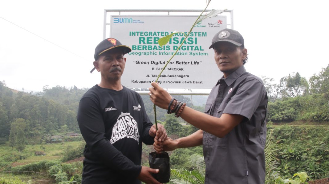 Program Reboisasi Hutan di Indonesia dengan penanaman bibit pohon di Cianjur menggunakan teknologi Geographic Information System (GIS) untuk pengawasan lahan yang sudah ditanami bibit pohon.