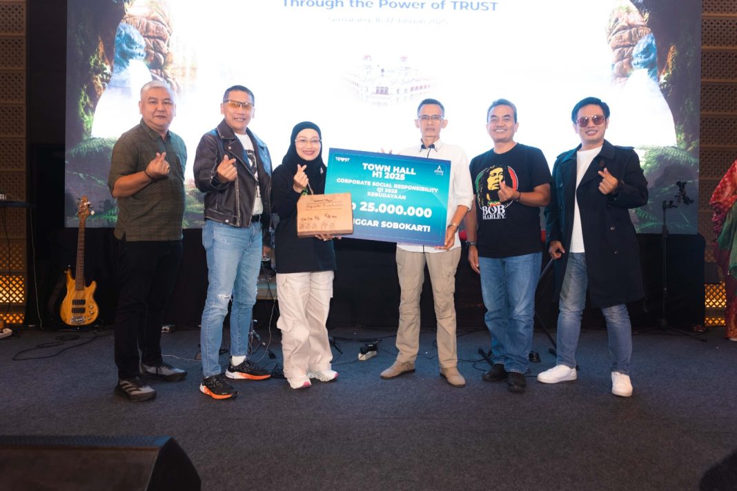 EGM Operation AdMedika dr. Rizal Hakim (Paling Kiri), CEO TelkomMetra Prama Saleh H. Utomo (Kedua dari Kiri), CEO AdMedika Dian Prambini (Ketiga dari Kiri), Sekertaris Yayasan Sobokartti Semarang Darmadi (Ketiga dari Kanan), CMO AdMedika Muhamas Nasrun Ihsan (Kedua dari Kanan), CFRO AdMedika Danang Rizki Ginanjar (Paling Kanan).