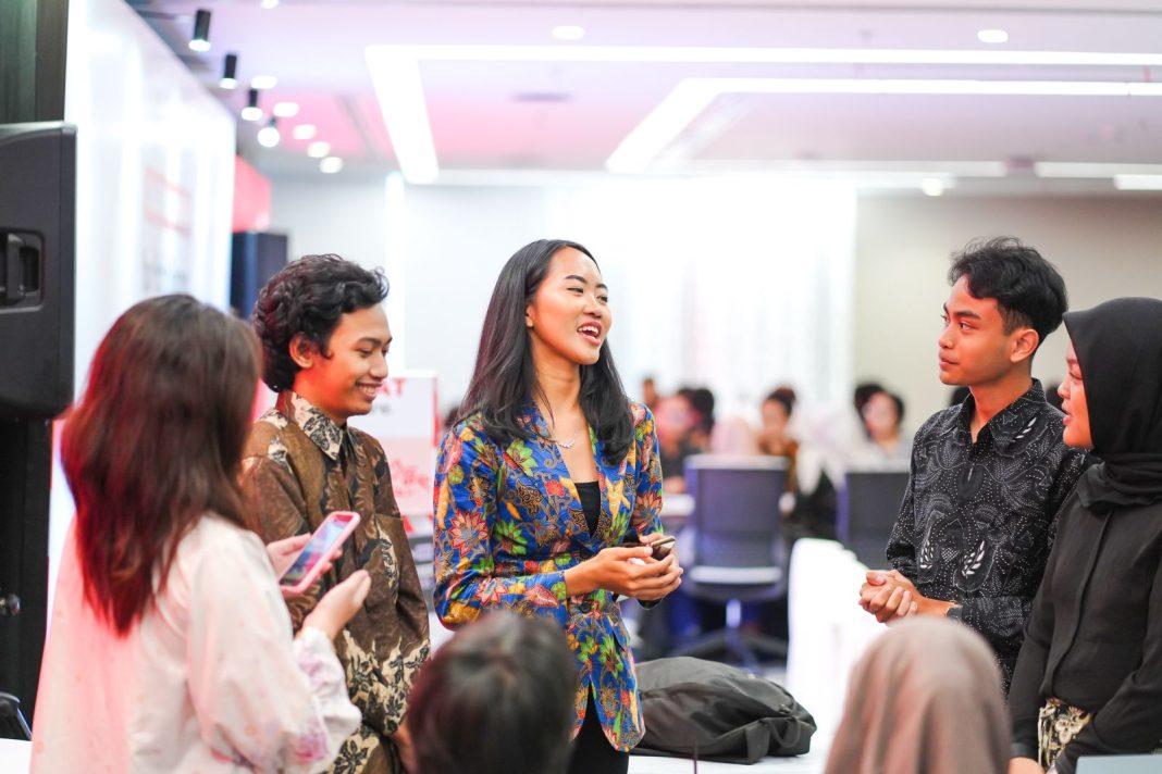 Para peserta Telkom B2B Camp Summit Day tengah melakukan roleplay untuk pitching klien yang dipandu oleh Account Manager Telkom.