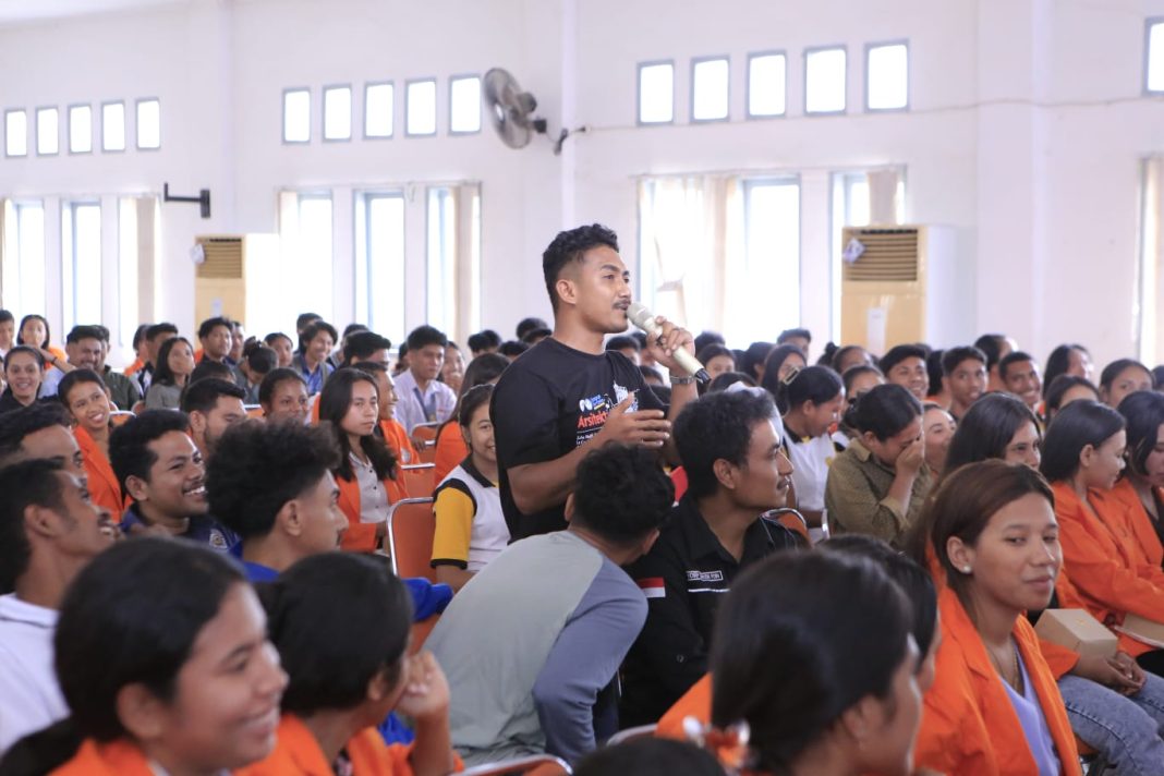 Indosat bersama BPPTIK Komdigi kembali memperluas program Generasi Terkoneksi (GenSi) di wilayah Indonesia Timur. Pada program kali ini, Indosat mengangkat tema “Saatnya GenSi Beraksi” yang digelar di Universitas Nusa Nipa (UNIPA) Maumere, Nusa Tenggara Timur (NTT), pada 4 Februari 2025. Sebelumnya, acara serupa telah sukses dilaksanakan di Papua, Solo dan Minahasa Utara, yang diikuti oleh lebih dari seribu peserta untuk memperkuat keterampilan digital generasi muda.