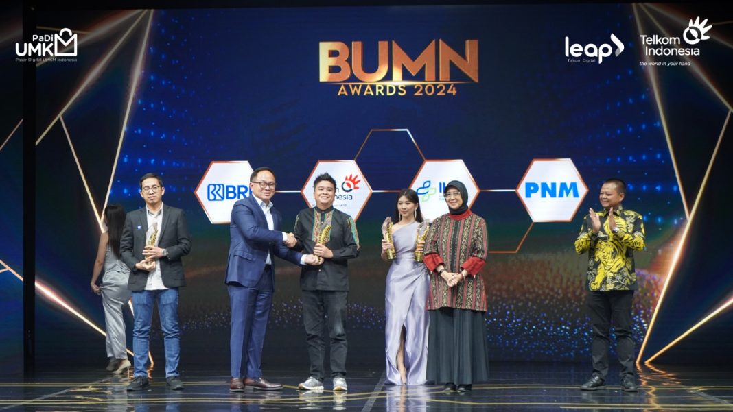 CEO PaDi UMKM Jimmy Kharisma (Ketiga dari Kiri) saat menerima penghargaan Outstanding Contribution to MSME Economic Empowerment dari Wakil Menteri BUMN RI Kartika Wirjoatmodjo (Kedua dari Kiri) pada ajang BUMN Awards 2024 yang berlangsung di Jakarta Concert Hall, iNews Tower, Jakarta, beberapa waktu yang lalu.