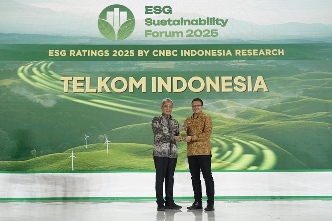 Deputi Bidang Tata Lingkungan Hidup dan Sumber Daya Alam Berkelanjutan BPLH Sigit Reliantoro (Kiri) menyerahkan penghargaan ESG Sustainability Ratings 2025 kepada VP Sustainability Telkom Gunawan Wasisto Ciptaning Andri (Kanan) di Auditorium Menara Bank Mega, Jakarta pada, Jum’at (31/1).