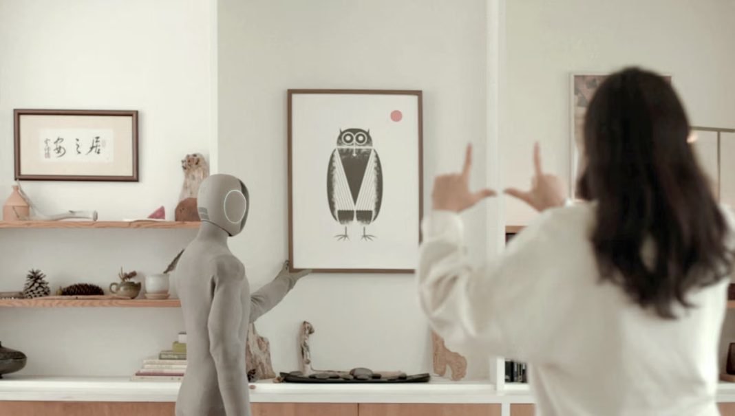 Neo Gamma, robot humanoid dari 1X sedang diuji di sebuah rumah modern di Oslo, Norwegia. (1X Tech).