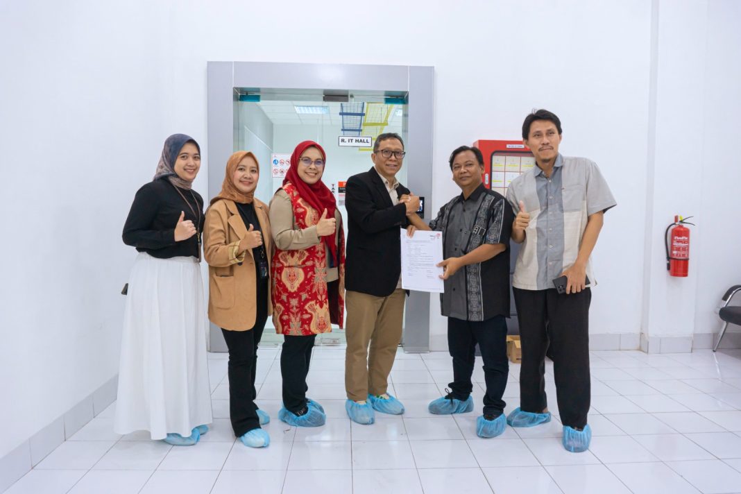 Executive Account Manager Divisi Wholesale Service Telkom Erna Wiyati (ketiga dari kiri), General Manager Witel Priangan Timur Nugroho Setio Budi (ketiga dari kanan), Direktur Utama PT Anugerah Cimanuk Raya Wamin (kedua dari kanan), dan Direktur PT Anugerah Cimanuk Raya Sam’ani dalam acara penandatanganan kesepakatan 2 Full Rack di Kantor Telkom Witel Priangan Timur, pada beberapa waktu yang lalu.