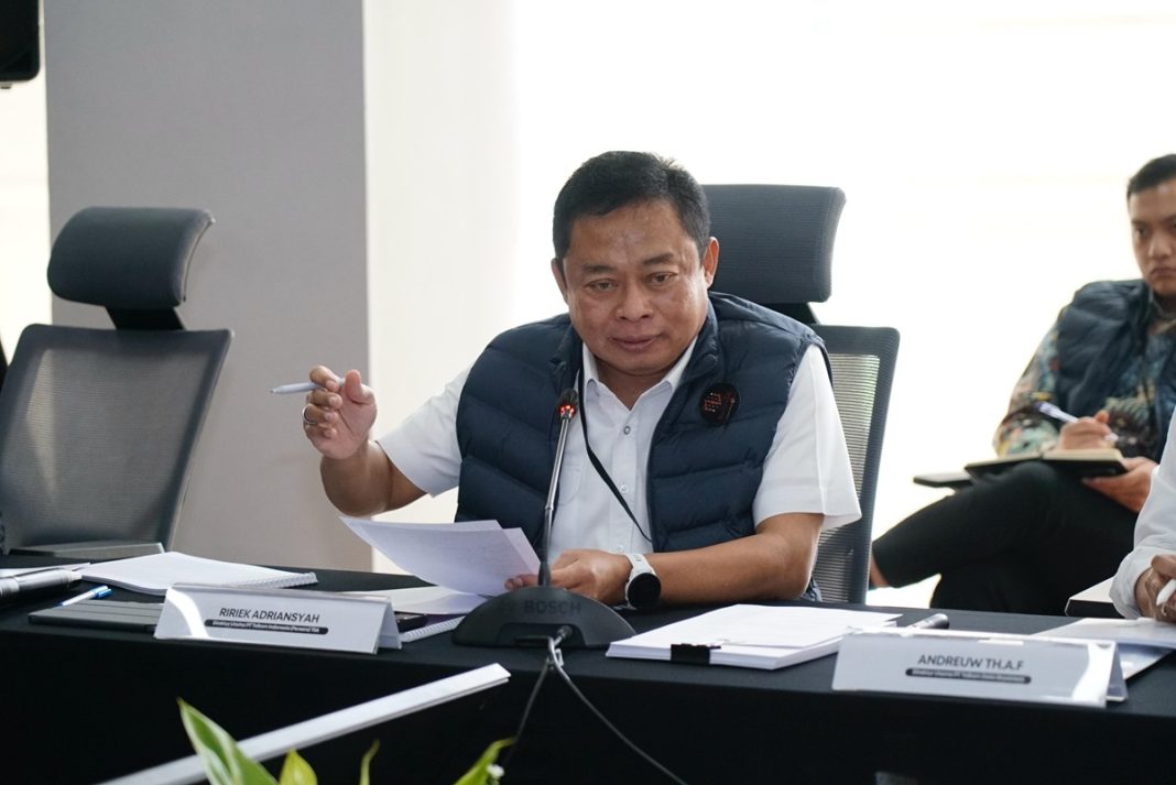 Direktur Utama Telkom Ririek Adriansyah saat menerima kunjungan dari Komisi VI DPR RI ke Hyperscale Data Center (HDC) Cikarang milik NeutraDC pada Kamis (6/3).