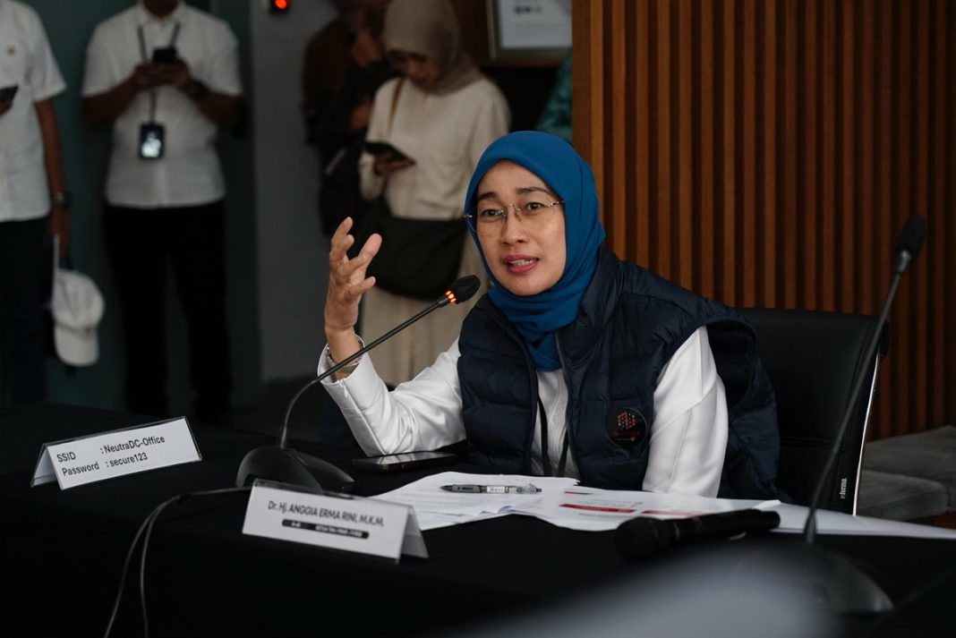 Ketua Komisi VI DPR RI Anggia Ermarini saat melakukan kunjungan ke Hyperscale Data Center (HDC) Cikarang milik NeutraDC pada Kamis (6/3).