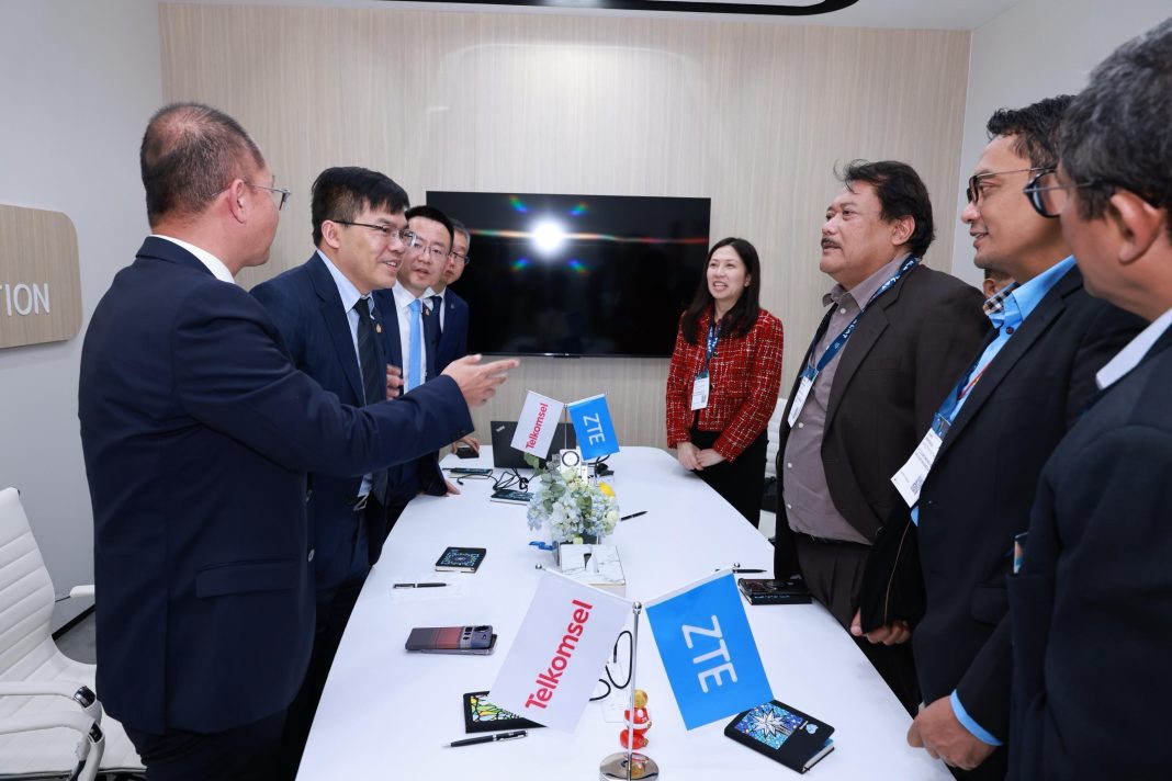 Kolaborasi Telkomsel dan ZTE di MWC 2025_1a-1b: Telkomsel dan ZTE resmi menandatangani nota kesepahaman (MoU) di ajang Mobile World Congress (MWC) 2025, Barcelona, memperluas kolaborasi mereka pada penerapan teknologi berbasis kecerdasan buatan (AI), 5G-LAN, dan solusi ultra-compact untuk private network. Kolaborasi Telkomsel dan ZTE di MWC 2025_2a-2b: Kemitraan Telkomsel dan ZTE ini bertujuan untuk meningkatkan kualitas layanan broadband dan mempercepat transformasi digital di berbagai sektor industri di Indonesia.