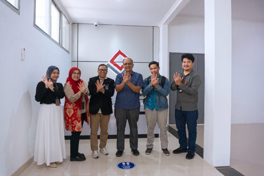Executive Account Manager Telkom DWS Erna Wiyati (kedua dari kiri), GM Witel Priangan Timur Nugroho Setio Budi (ketiga dari kiri), Direktur RS Dadi Keluarga Ciamis Ir. Dhodik M. Utomo (ketiga dari kanan), Kepala IT RS Dadi Keluarga Ciamis Andiska Pranata S.T (kedua dari kanan) dalam acara penandatanganan kesepakatan 1 Full Rack di Kantor Telkom Witel Priangan Timur.