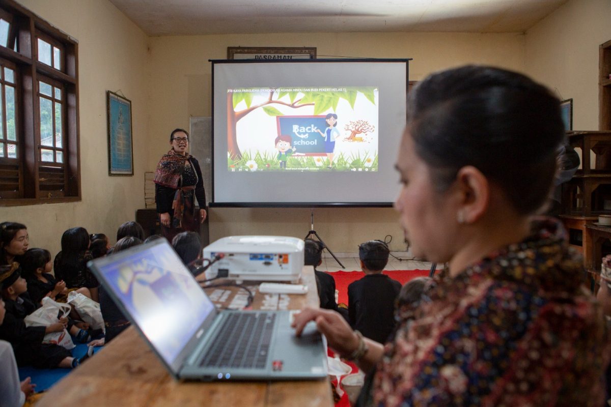 Guru Pasraman yang ada di Desa Ngadiwono, Tosari, Pasuruan, Jawa Timur, sedang mengajar menggunakan media laptop dan proyektor yang baru saja didapat dari pemberian hibah NeutraDC melalui program CSR, Two Hands Hub NeutraDC.