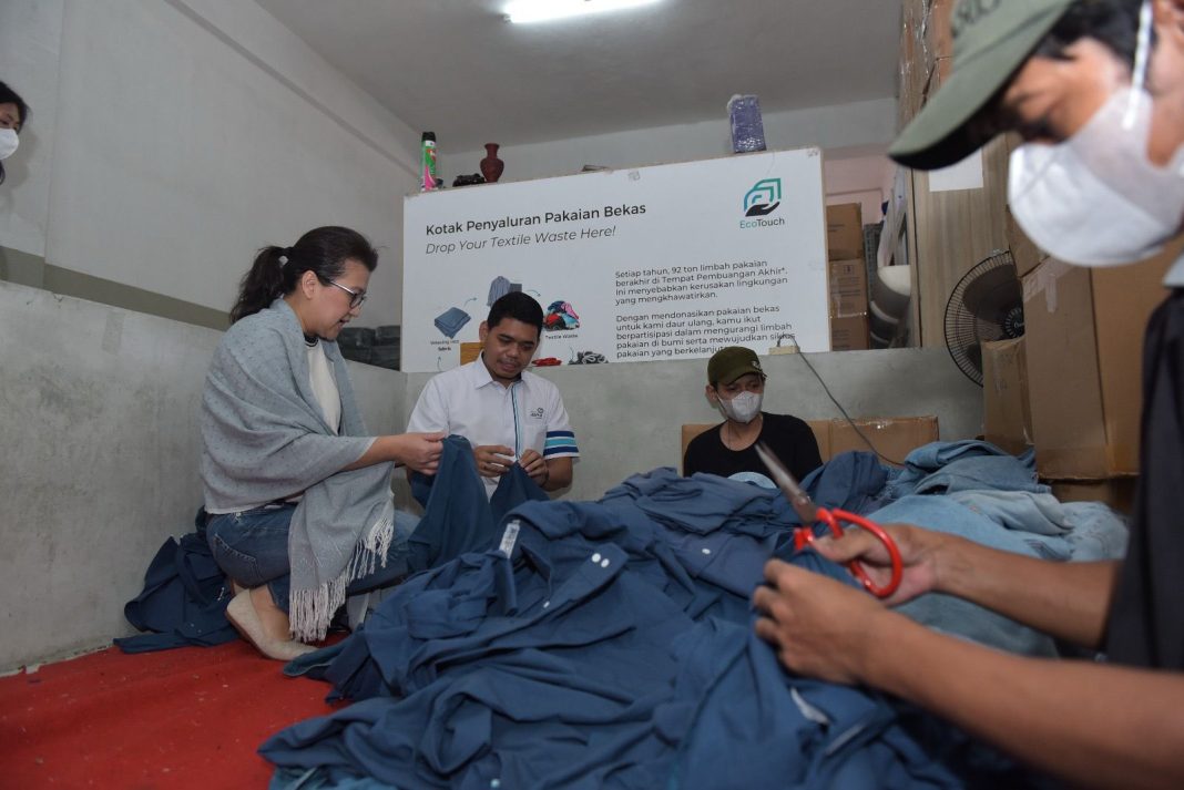 Asuransi Astra mendaur ulang seragam lama menjadi produk yang fungsional dan berguna serta kembali memiliki nilai baru.