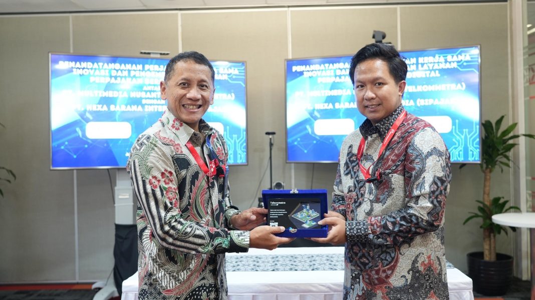 Direktur Utama TelkomMetra Pramasaleh Hario Utomo (kiri) dan Direktur Utama Sipajak Rachmad Isdiawan (kanan) setelah penandatanganan Perjanjian Kerja Sama (PKS) antara TelkomMetra dengan Sipajak, di Jakarta, beberapa waktu lalu.