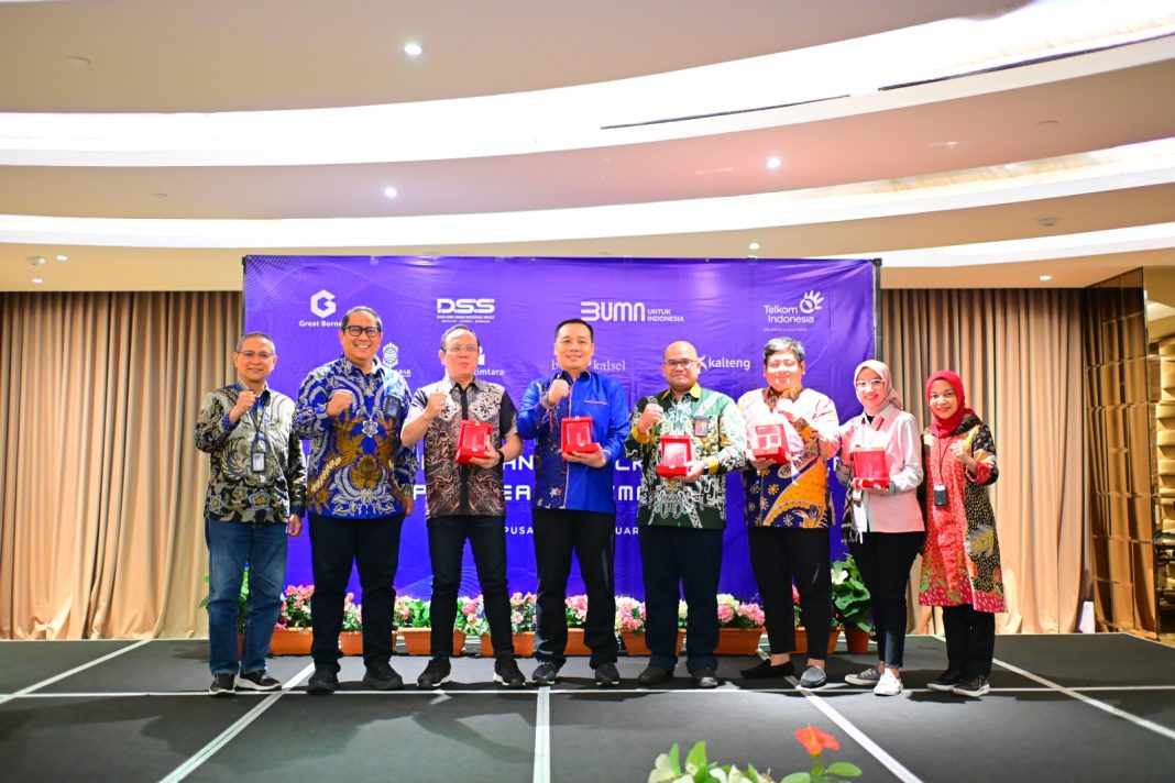 (Dari Kiri ke Kanan) EVP DSS Telkom Dedy Mardhianto, EVP Treg 4 Rachmad Dwi Hartanto, Kadiv IT Bank Kalbar Abdurahim Fiqry, Direktur Operasional Bank Kalsel Toni Darmawan, Kadep Operasional IT Bank Kalteng Irawan, Kadep IT Bank Kaltimtara Oska Yoris, Head Digital Business Bank DKI Yesti, Dirut Telkom Sigma Dwi Sulistiani saat acara workshop produk dan layanan Telkom di Hotel Ashley Wahid Hasyim, Jakarta, pada beberapa waktu yang lalu.