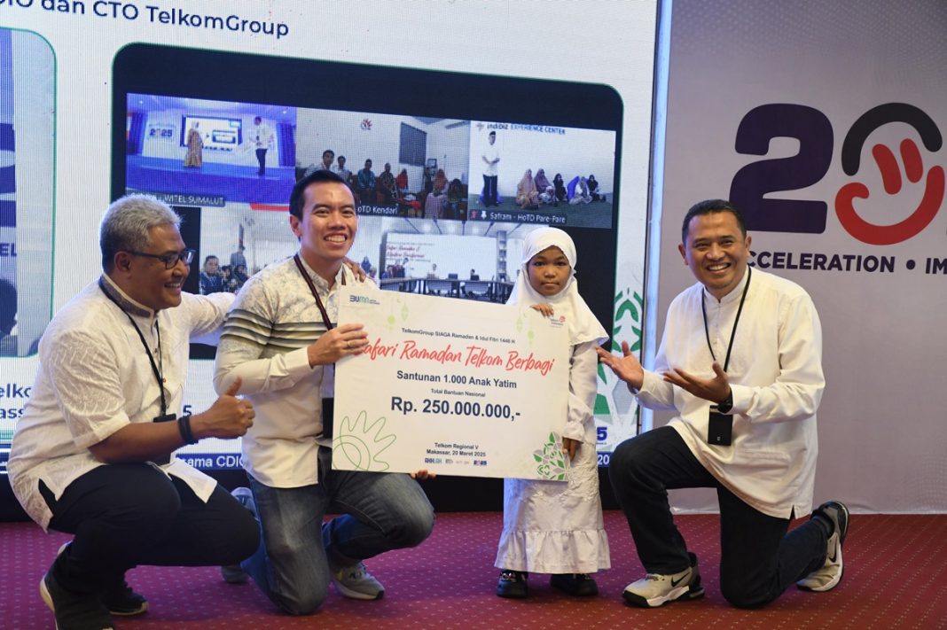 (Paling Kiri) Direktur Network & IT Solution Telkom Herlan Wijanarko dan (Kedua dari Kiri) Direktur Digital Business Telkom Muhamad Fajrin Rasyid didampingi EVP Telkom Regional V Amin Soebagyo saat melaksanakan kegiatan Safari Ramadan yang merupakan rangkaian program TelkomGroup Siaga RAFI (Ramadan dan Idulfitri) 2025 ke wilayah Telkom Regional V, Makassar, beberapa waktu yang lalu.