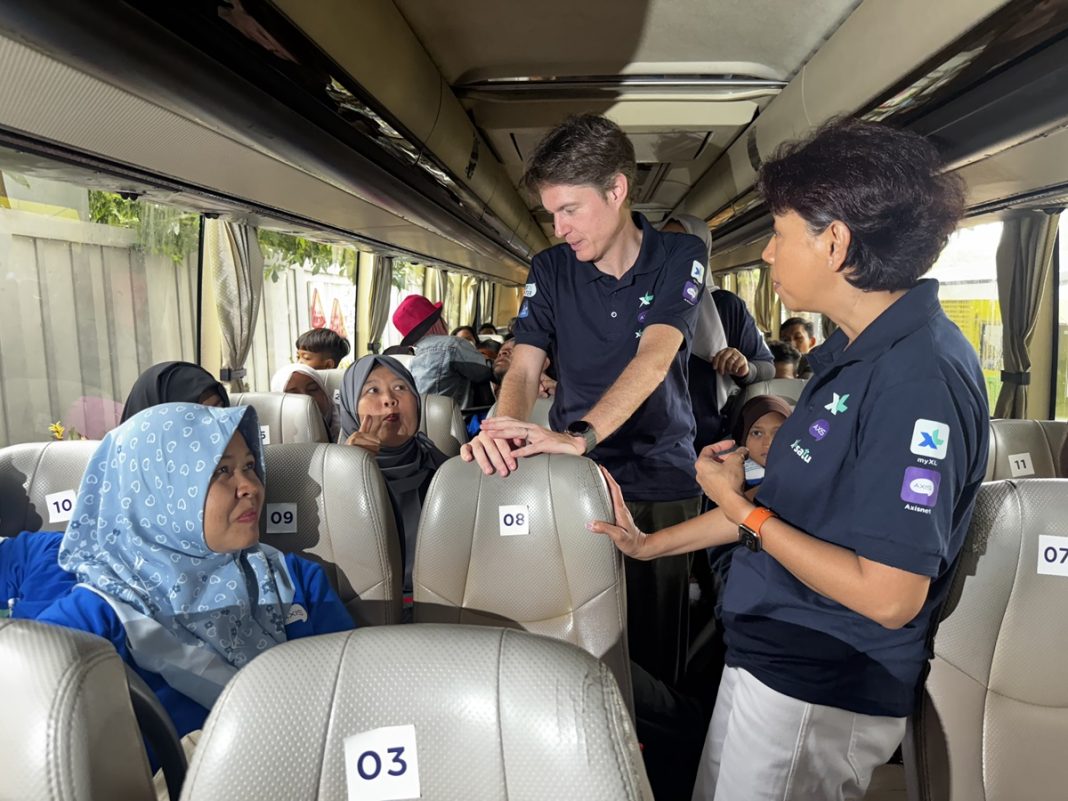 Direktur & Chief Enterprise Business and Corporate Affairs XL Axiata, Yessie D. Yosetya bersama Direktur & Chief Commercial Officer XL Axiata, David Arcelus Oses para pemudik yang menggunakan transportasi bus dalam acara Mudik Bareng Retail Outlet dan Karyawan XL Axiata di Cibis Park, Cilandak Jakarta, Kamis (27/3). Sedikitnya 600 peserta mengikuti program ini, dengan tujuan ke sejumlah kota di Jawa Barat, Jawa Tengah, DI Yogyakarta, dan Jawa Timur. XL Axiata telah menyiapkan belasan unit bus dan mobil premium. Fasilitas mudik gratis ini menjadi bagian dari cara XL Axiata untuk memberikan #BerbagiKebaikanDiHariFitri serta memotivasi mitra-mitra retailer, sekaligus memperkuat jalur distribusi dan penjualan tradisional.