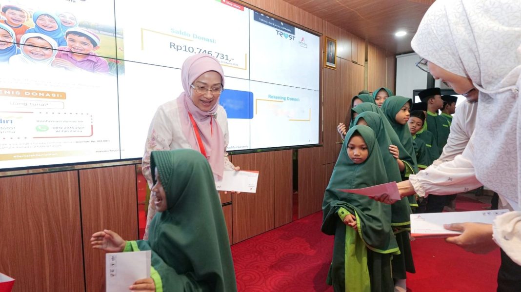 CEO AdMedika Dian Prambini memberikan santunan Ramadan AdMedika kepada anak-anak yatim piatu, saat acara puncak Semarak Ramadan AdMedika, beberapa waktu yang lalu.
