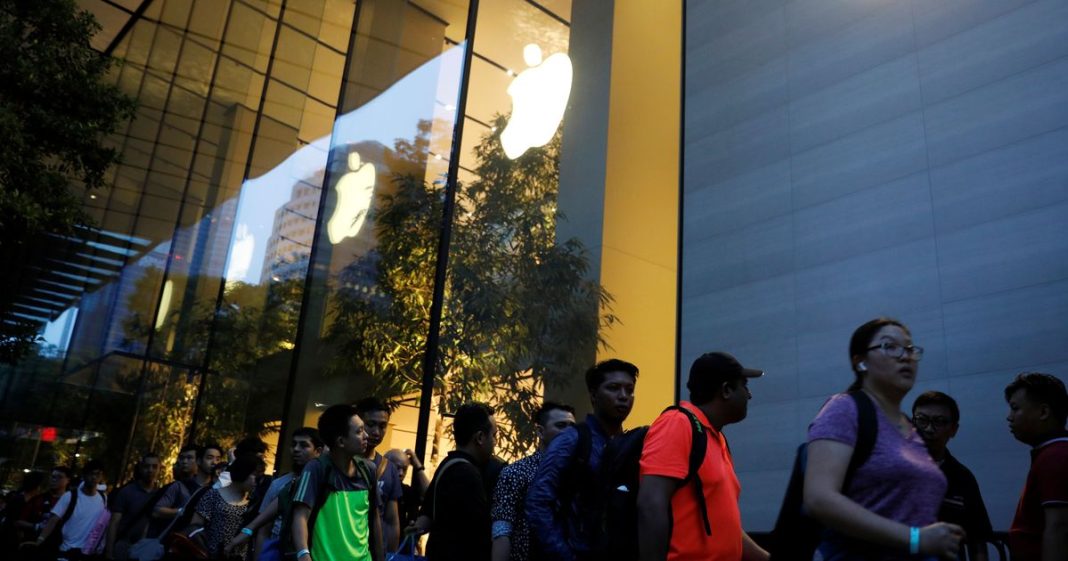 Sebagian besar iPhone, produk terlaris dan terpenting Apple, diproduksi di China, yang akan dikenakan tarif sebesar 54%.