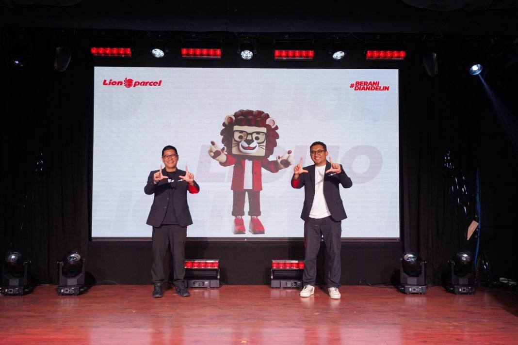 (kiri ke kanan) Chief Marketing Officer Lion Parcel Kenny Kwanto, Virtual CEO Lion Parcel LIOLIO, Head of Brand Lion Parcel Benno Suryo Ariantoputro dalam acara Press Conference Perkenalan Virtual CEO Lion Parcel di Jakarta, Kamis (17/4).