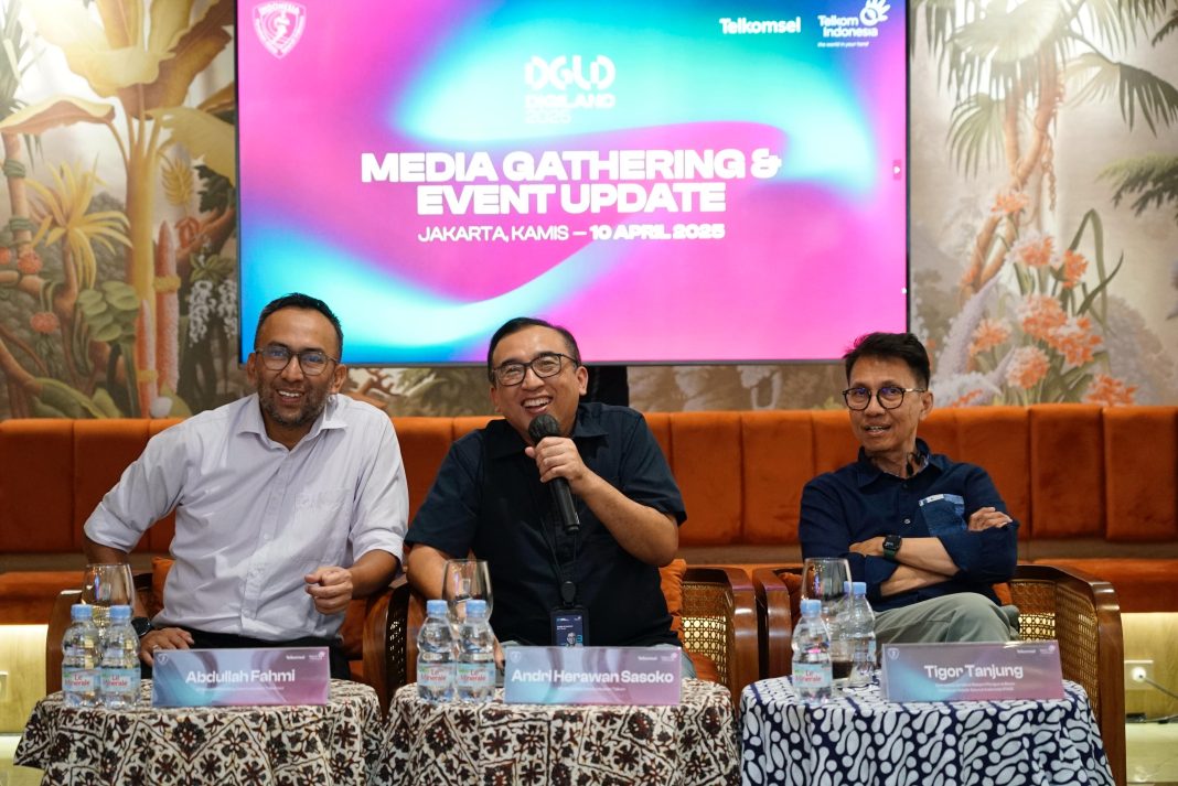 (Dari Kiri ke Kanan) VP Brand & Marketing Communication Telkomsel Abdullah Fahmi, VP Corporate Communication Telkom Andri Herawan Sasoko, dan Sekretaris Jenderal PB PASI Tigor Tanjung.