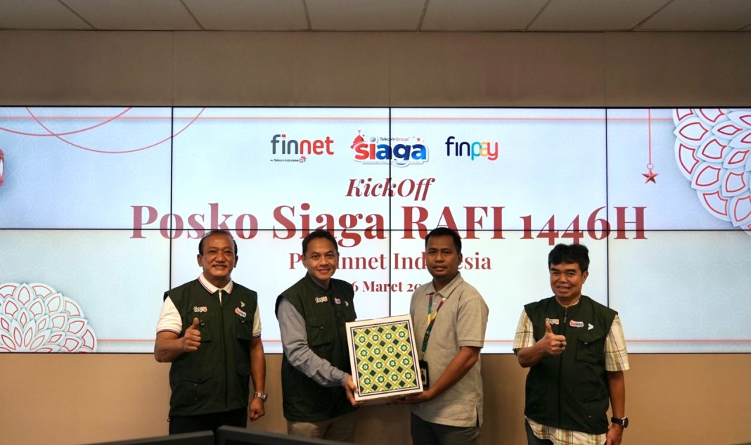 (Kiri ke Kanan) Direktur Utama Finnet Rakhmad Tunggal Afifuddin, VP Product Strategy & Development M. Doni Kurniawan, Penerima CSR Imam, dan Direktur Technology, Product & Operation Finnet Apep M.K Noormansyah saat kick Off Posko Siaga Ramadan dan Idulfitri (RAFI) 1446H, beberapa waktu yang lalu. Finnet telah memperkuat sistem Fraud Detection System yang dilengkapi dengan real time monitoring, FinpayCare 24/7