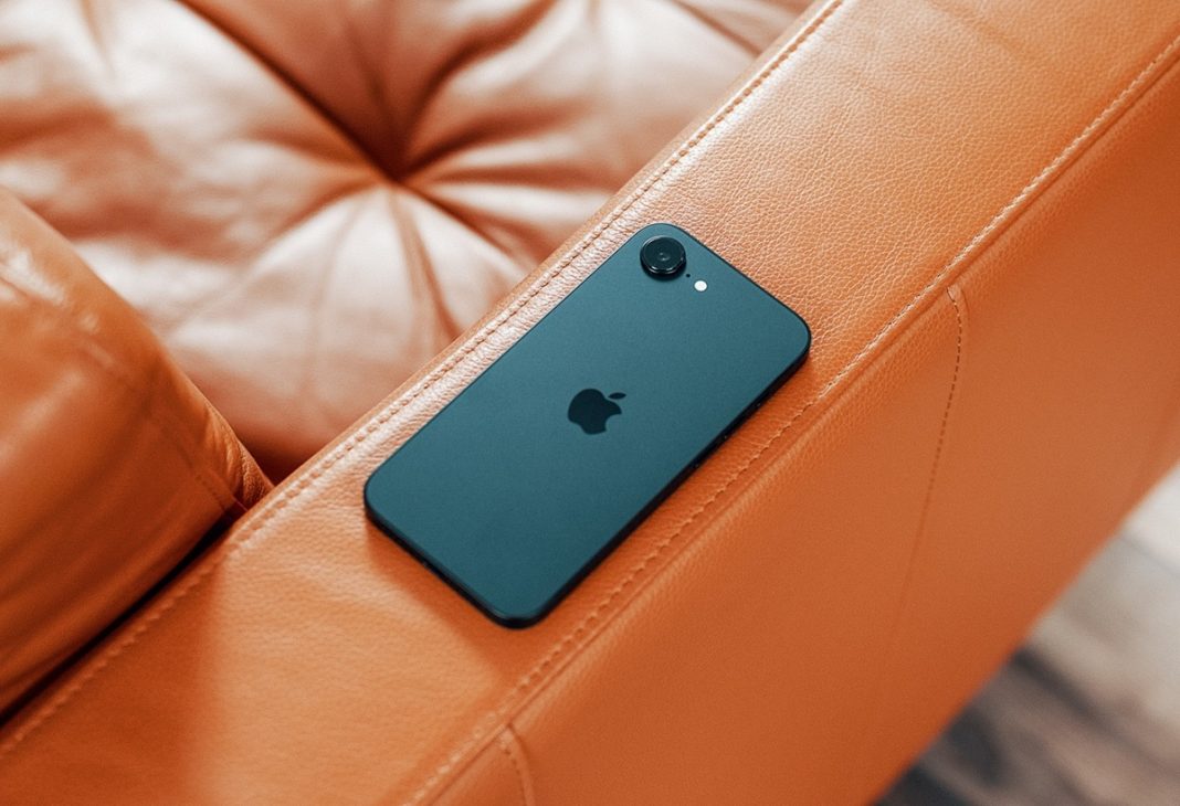Sebagaimana dilaporkan oleh MacMagazine, kotak ritel iPhone 16e yang dijual di Brasil memiliki label “Assembled in Brazil – Brazilian Industry