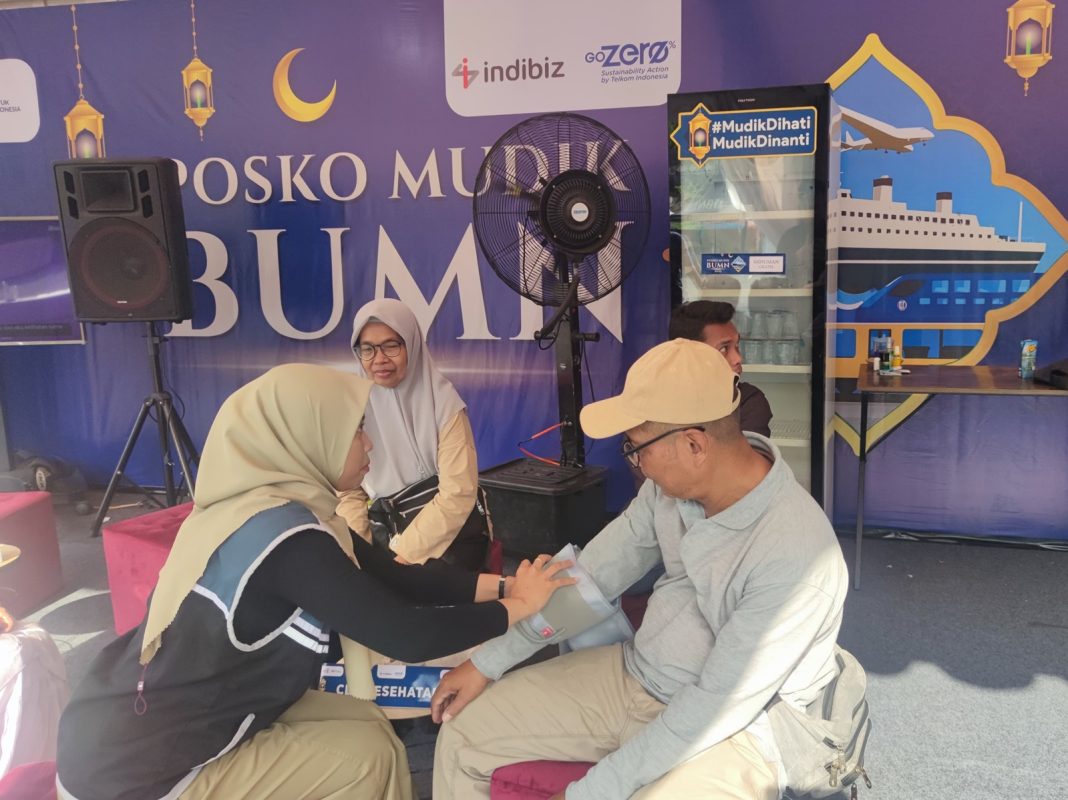 Para pemudik menikmati fasilitas Posko Mudik Telkom di Terminal Sri Tanjung Pelabuhan Ketapang, Banyuwangi.