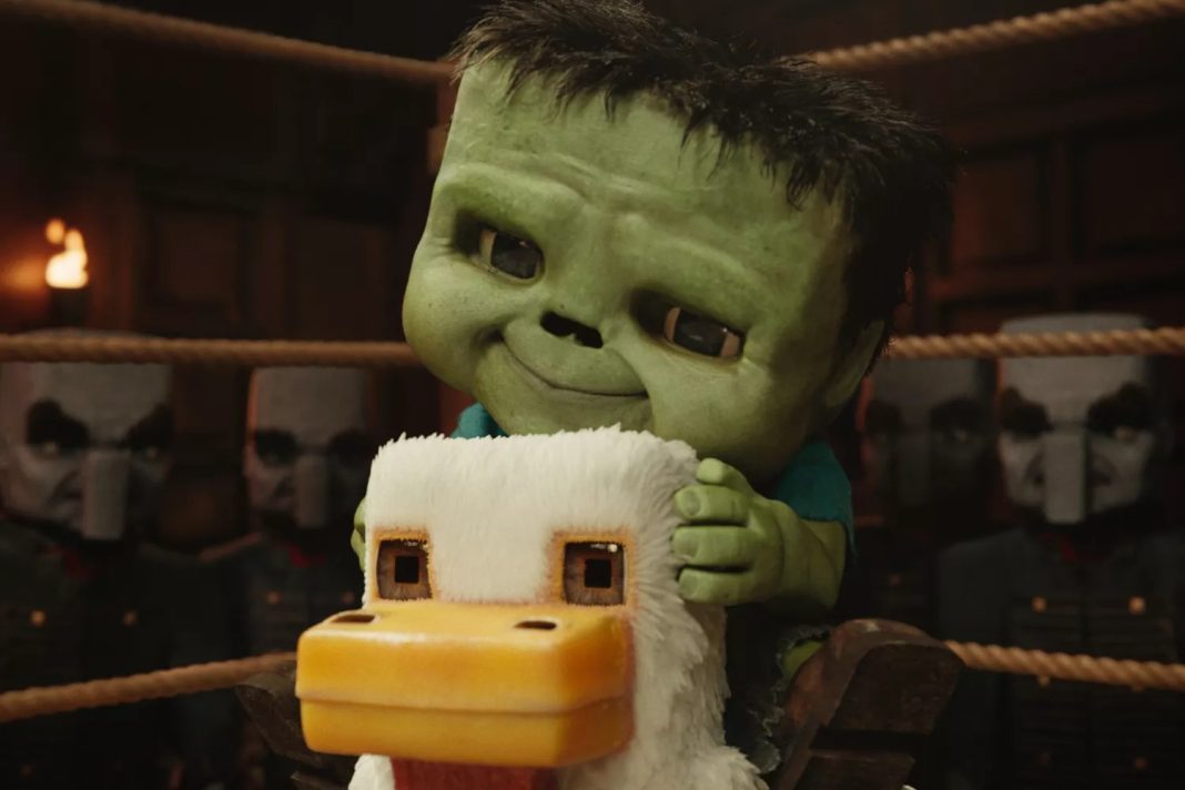 Salah satu karakter bayi zombie bernama Steve dalam A Minecraft Movie dengan adegan fenomenalnya 'a chicken jockey'. (Warner Bros)