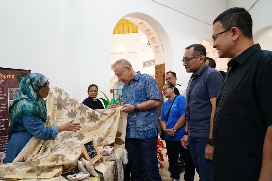 Pj. Sekretaris Daerah Provinsi Sumatera Utara M. A. Effendy Pohan, M.Si (kiri), EVP Telkom Regional 1 Dwi Pratomo Juniarto (tengah), dan VP Sustainability Telkom Gunawan Wasisto Ciptaning Andri (kanan) saat mengunjungi bazar UMK pada acara GoZero% Goes to Medan 