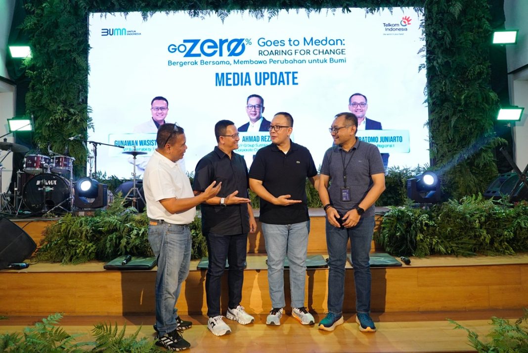 (kiri ke kanan) AVP External Communication Telkom Sabri Rasyid, VP Sustainability Telkom Gunawan Wasisto Ciptaning Andri, SVP Group Sustainability and Corporate Communication Telkom Ahmad Reza, dan EVP Telkom Regional 1 Dwi Pratomo Juniarto pada sesi media update di acara GoZero% Goes to Medan, pada 26 April 2025.